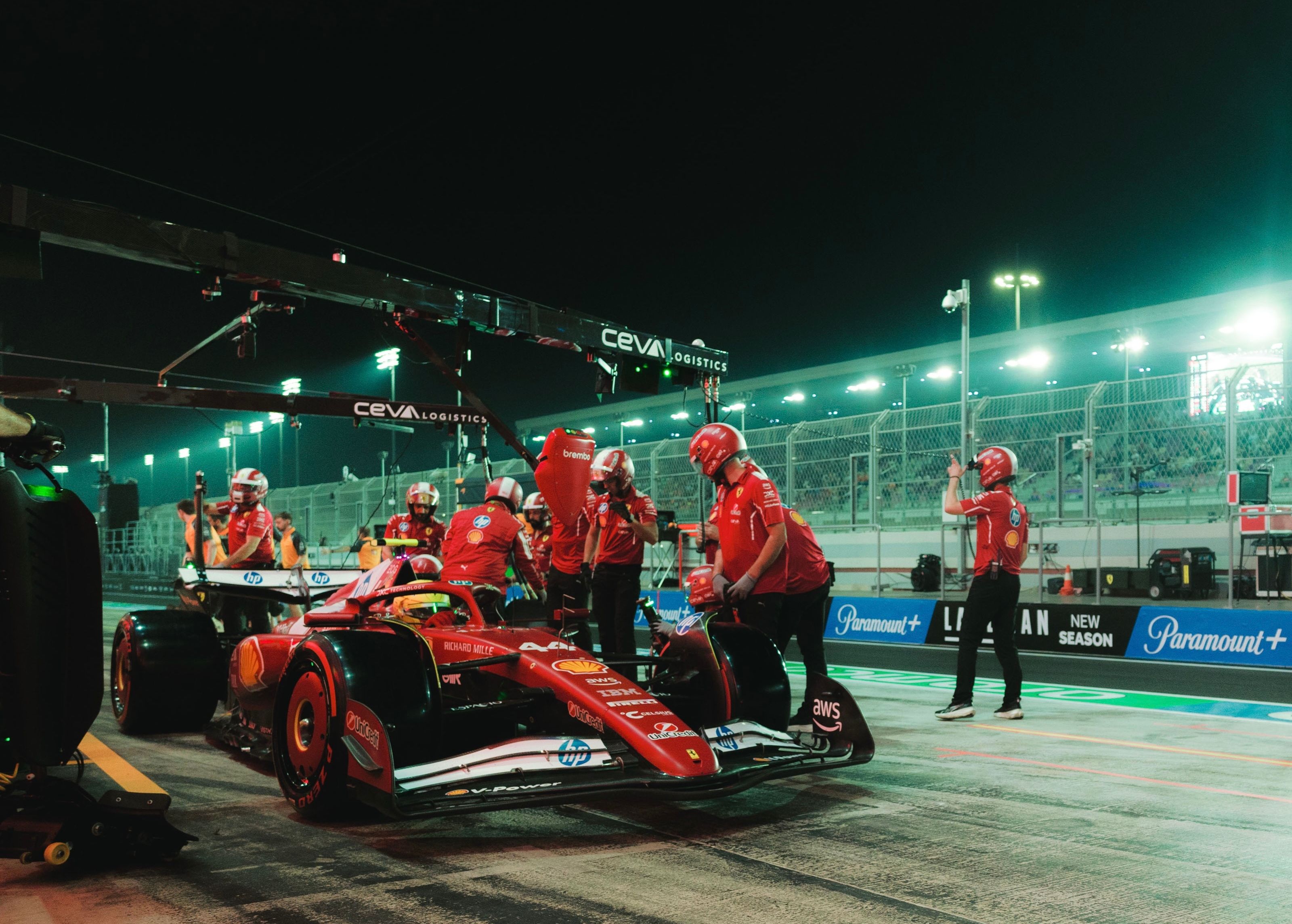 Lewis Hamilton se ve superado por el Ferrari