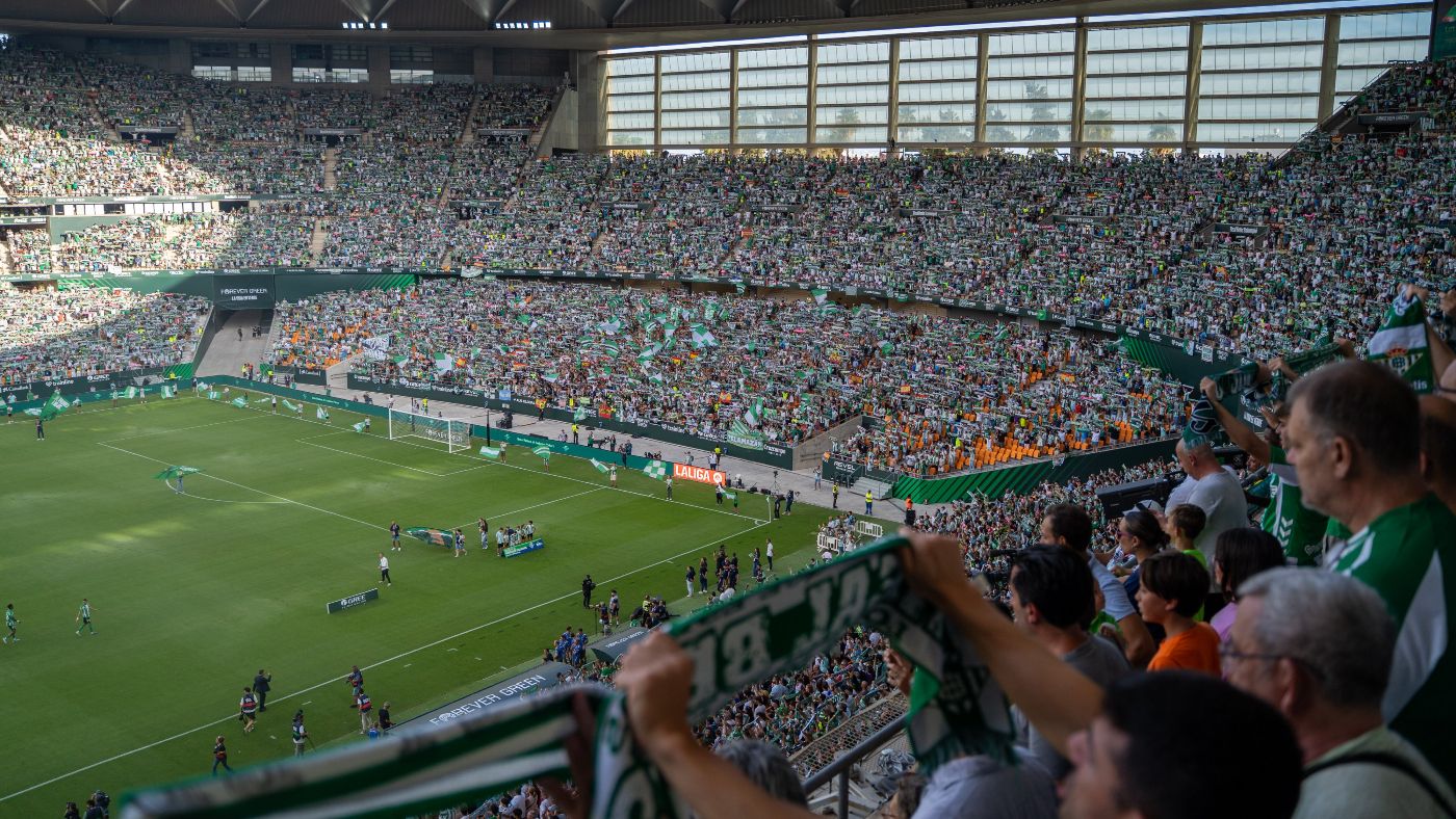 Llamamiento a la afición del Betis para recibir al Oviedo en La Cartuja