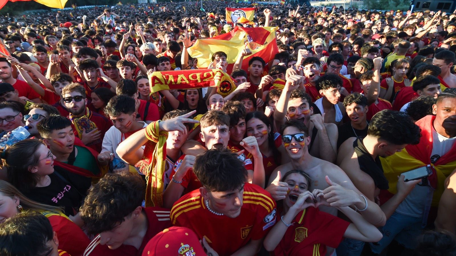Celebración de España campeona de la Eurocopa desde Madrid en directo hoy | La selección ya ha aterrizado