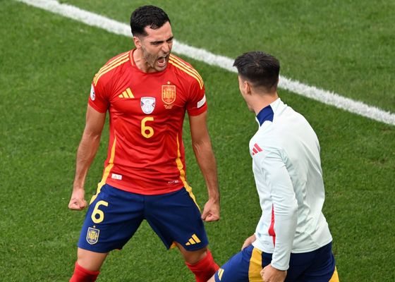 Mikel Merino supera a Iniesta