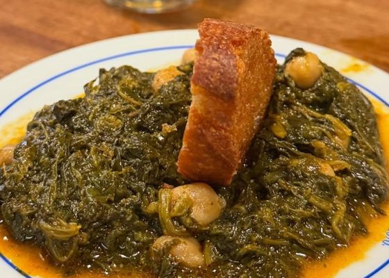 Las espinacas con garbanzos, el plato estrella del bar más antiguo de España... ¡Y está en Sevilla!