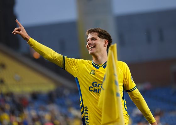 Las Palmas impone su ley en casa y mira hacia Primera