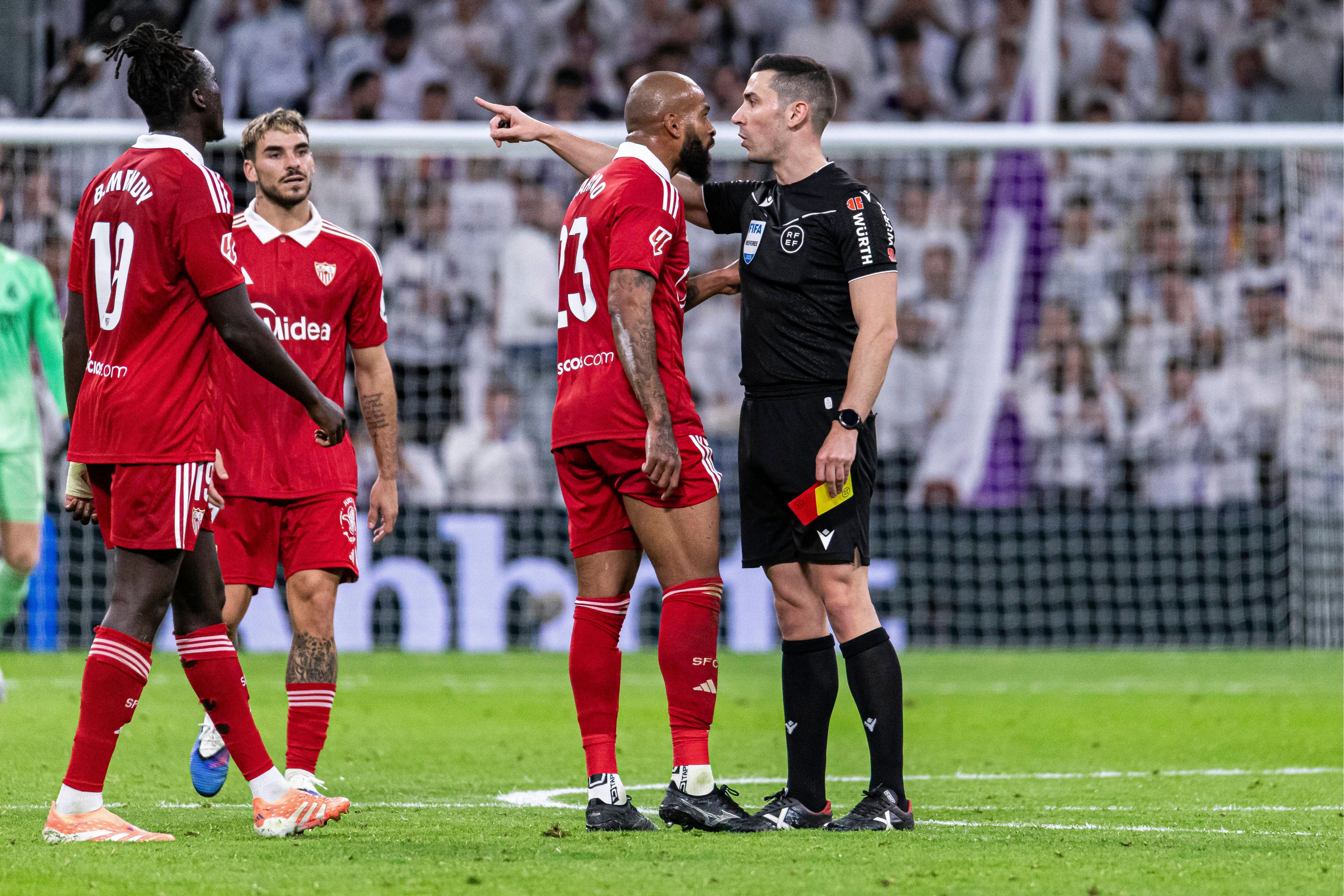 Agoumé se muerde la lengua y Alexis dice una verdad: "No sólo aquí"