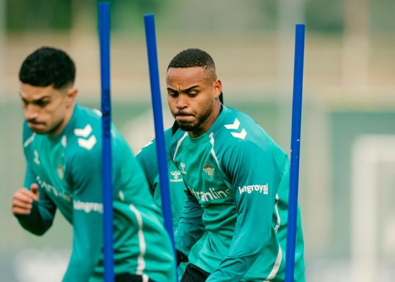 El Betis empieza la semana con 11 bajas por lesión: Deossa, Antony y Abde trabajan al margen del grupo  