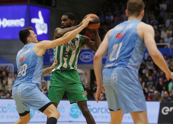 El técnico del Betis lamenta una grave lesión y pide que dejen "tranquilita" a su 'nueva estrella'