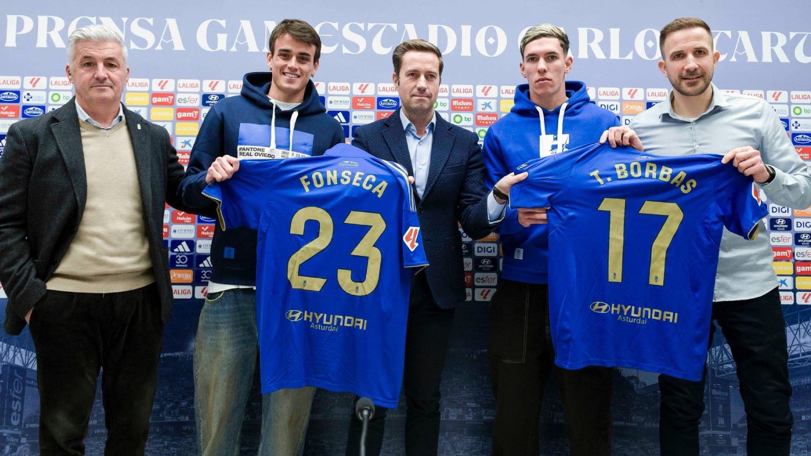 El Real Oviedo presenta a sus dos fichajes y hace oficial una renovación ganada a pulso 