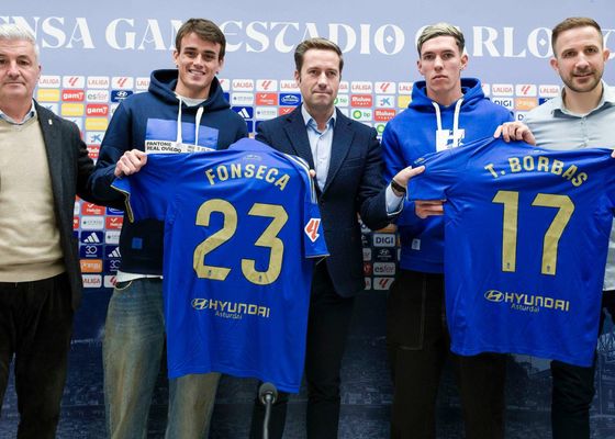 El Real Oviedo presenta a sus dos fichajes y hace oficial una renovación ganada a pulso 