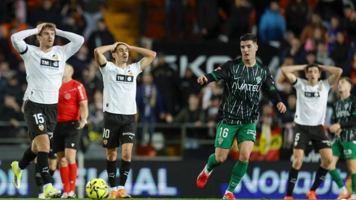 Valencia 1-1 Elche: Punto insuficiente que deja tocado a Corberán 