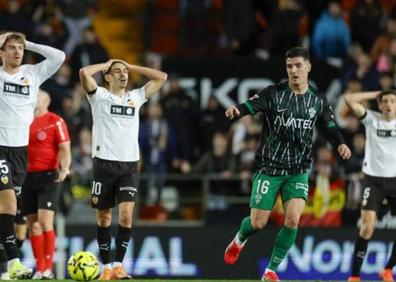 Valencia 1-1 Elche: Punto insuficiente que deja tocado a Corberán 