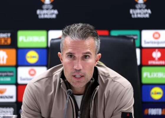 La rivalidad con Antony, su opinión de Pellegrini o el fichaje frustrado por el Sevilla: Van Persie responde antes del Betis - Feyenoord   