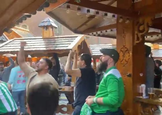 La afición del Betis aún sigue celebrando en Wroclaw pese a perder la Conference League