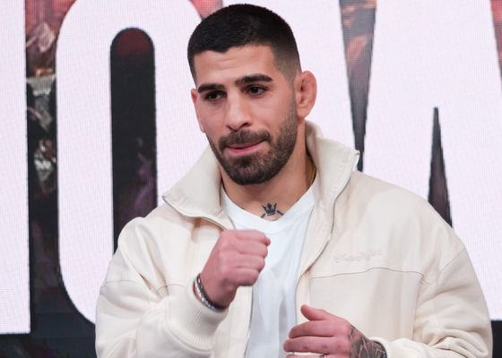 Ilia Topuria le da un buen repaso a Makhachev