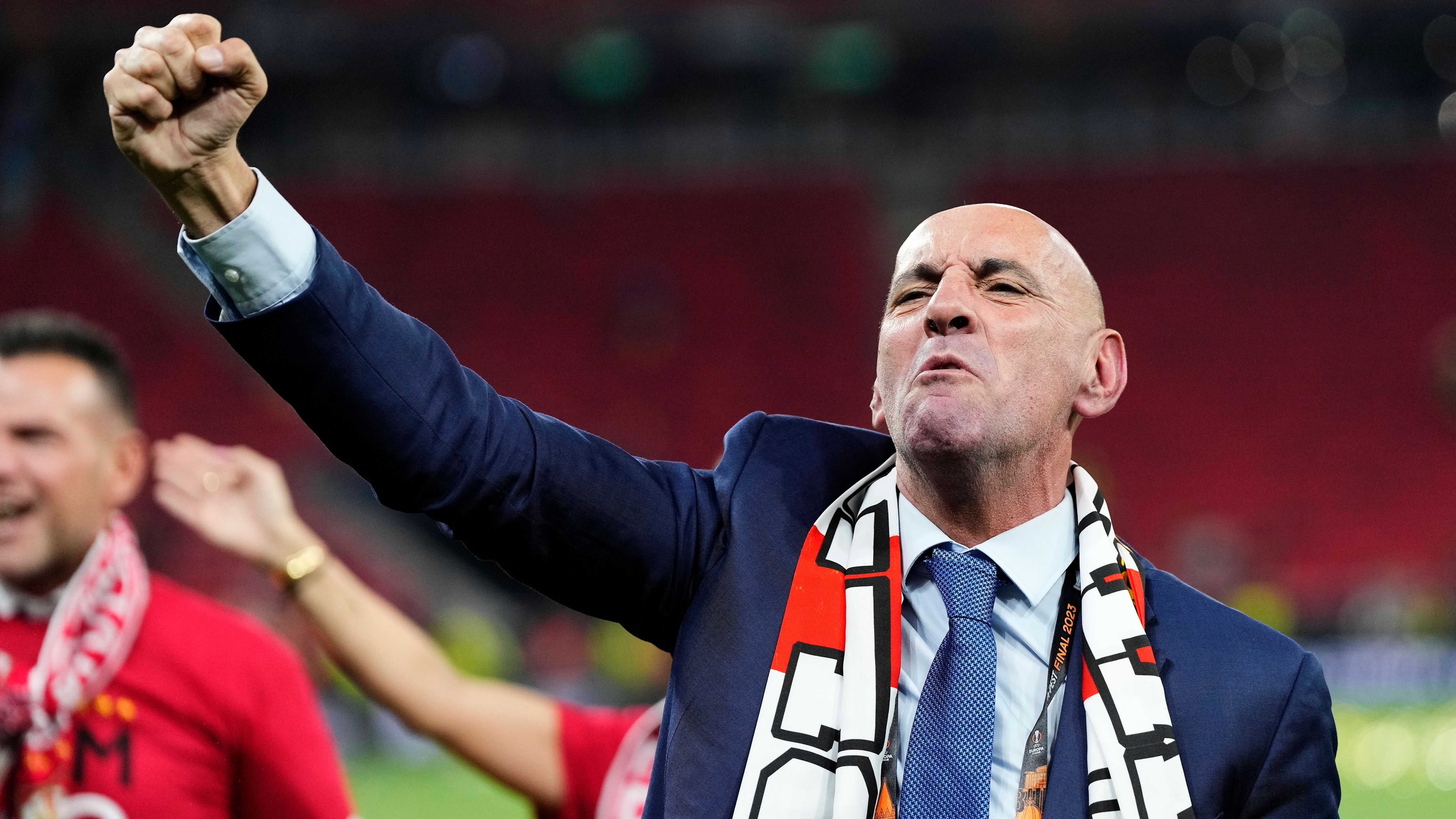 Monchi también se suma al 'movimiento rojo' para salvar al Sevilla: "El sevillismo ha vuelto a responder"