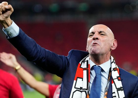Monchi también se suma al 'movimiento rojo' para salvar al Sevilla: "El sevillismo ha vuelto a responder" 
