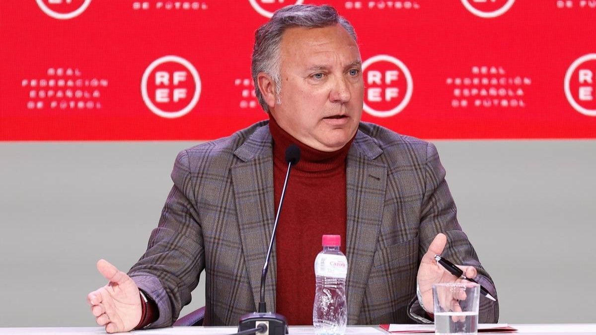 El controvertido tuit de Estrada Fernández sobre Medina Cantalejo y el árbitro del Sevilla - Betis