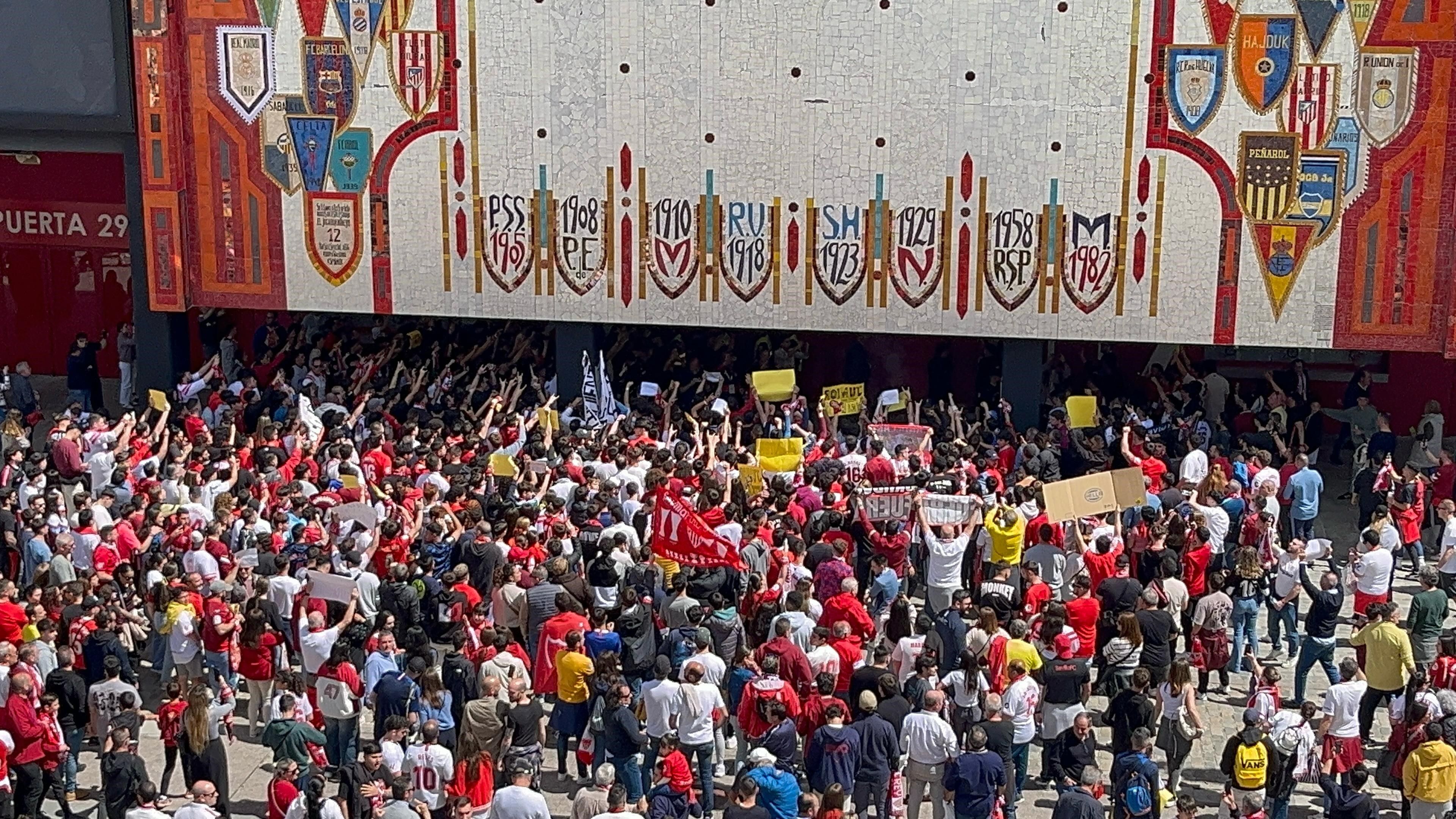 Protestas contra la directiva del Sevilla