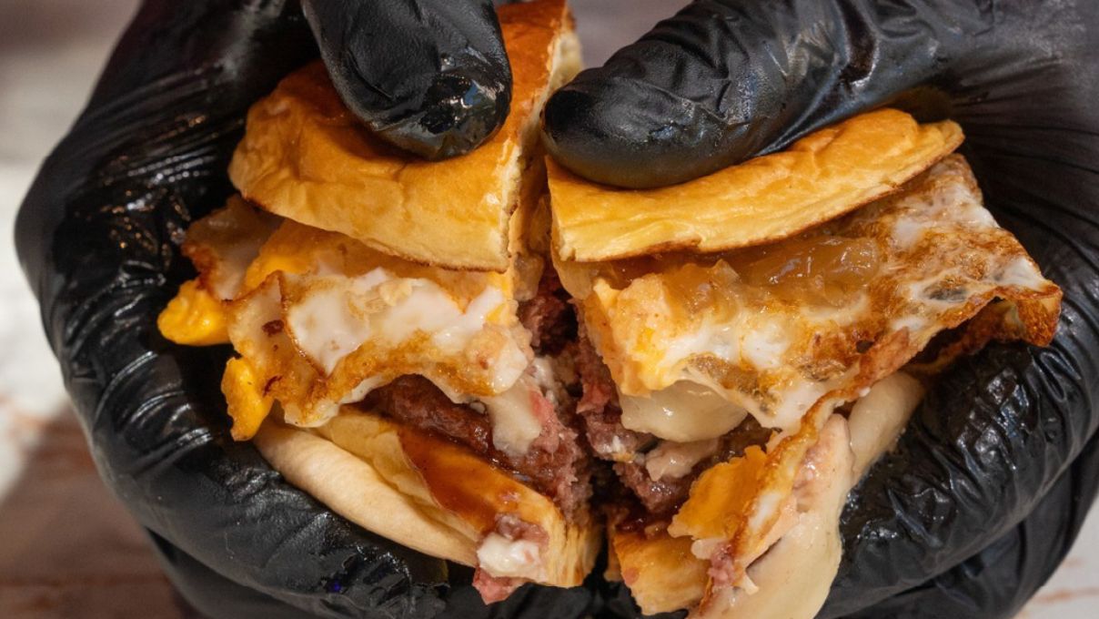 La hamburguesa que no aparece en los 'Top 5', pero que estás obligado a probar si pasas por Sevilla Este