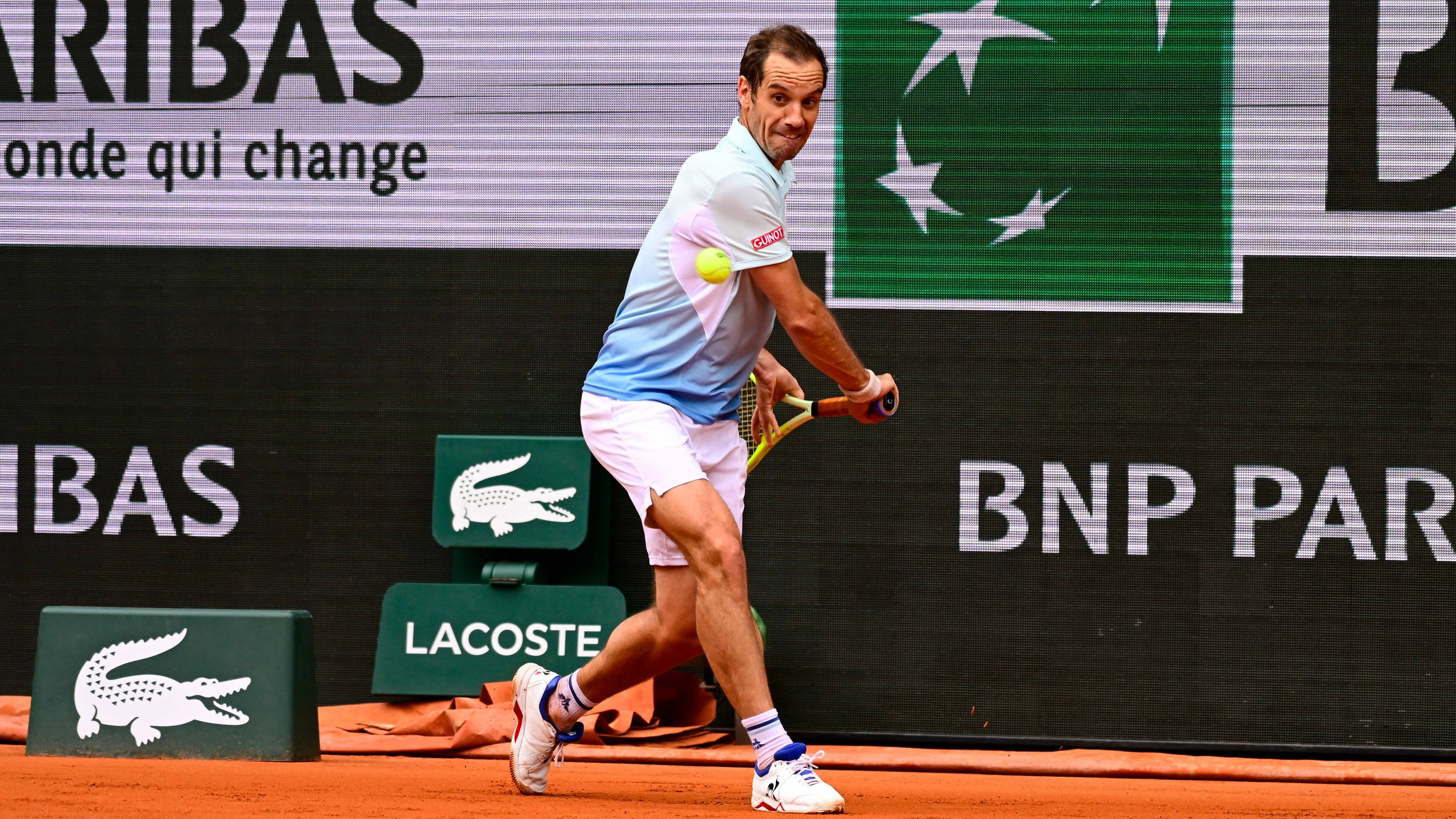 La leyenda del tenis francés retrasa su adiós en París