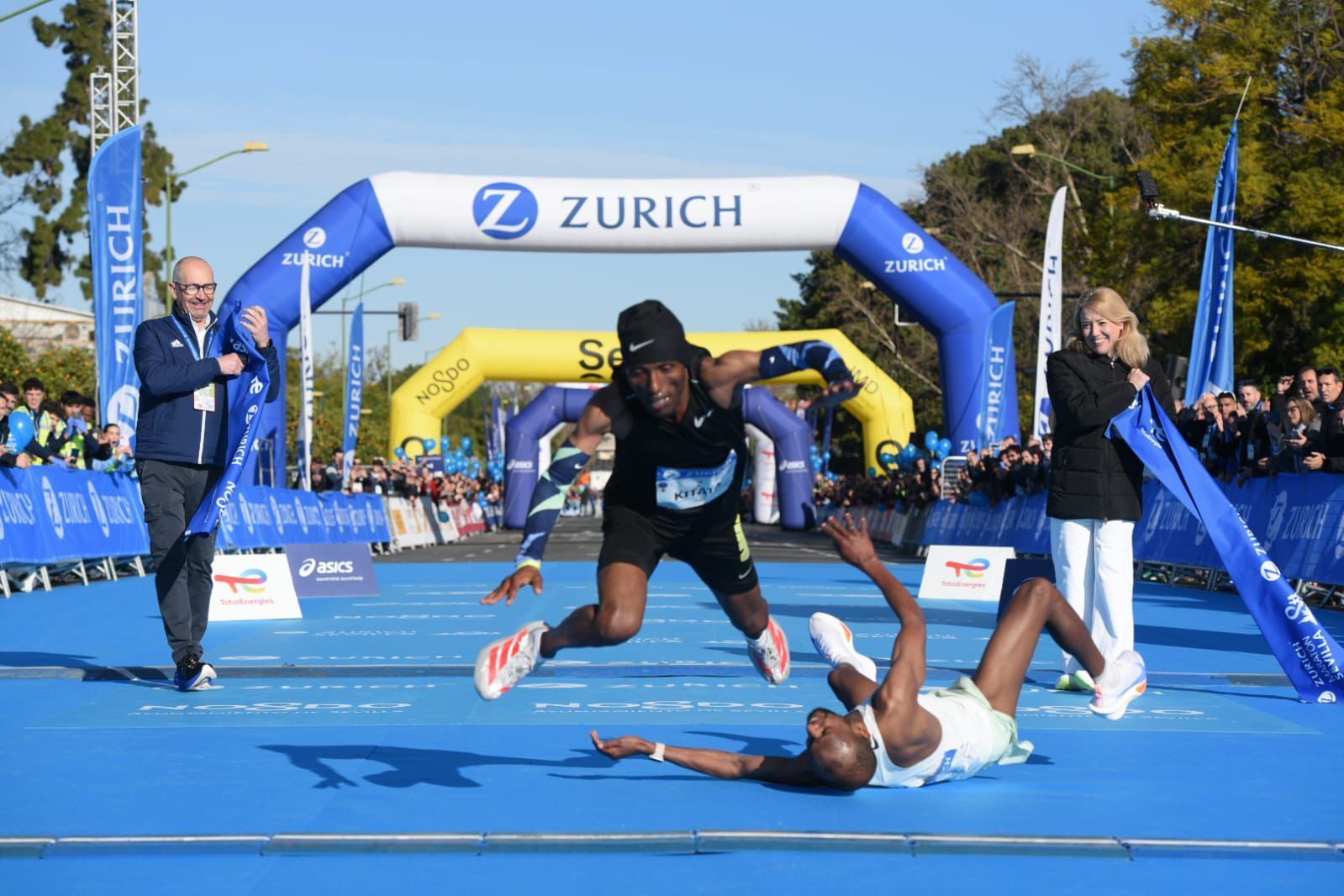 Kitata Tola y Alisa Vainio conquistan un Maratón de Sevilla histórico decidido por la foto finish
