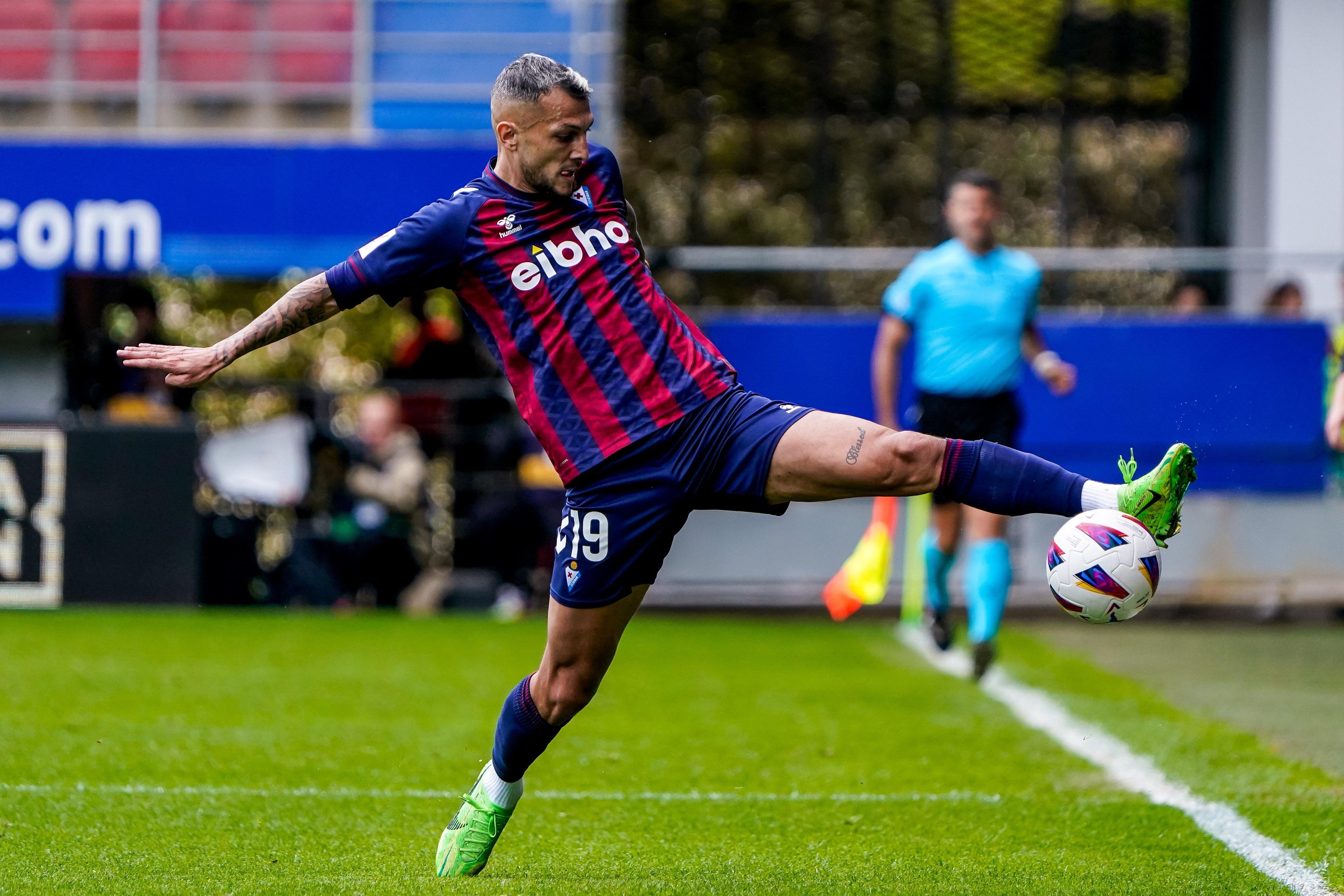 El Almería cierra sus dos primeros fichajes