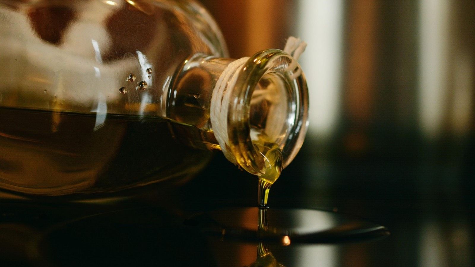 Dos años de cárcel por tirar aceite por el fregadero