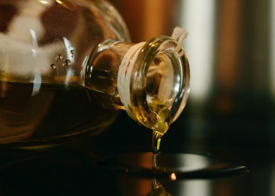 Dos años de cárcel por tirar aceite por el fregadero