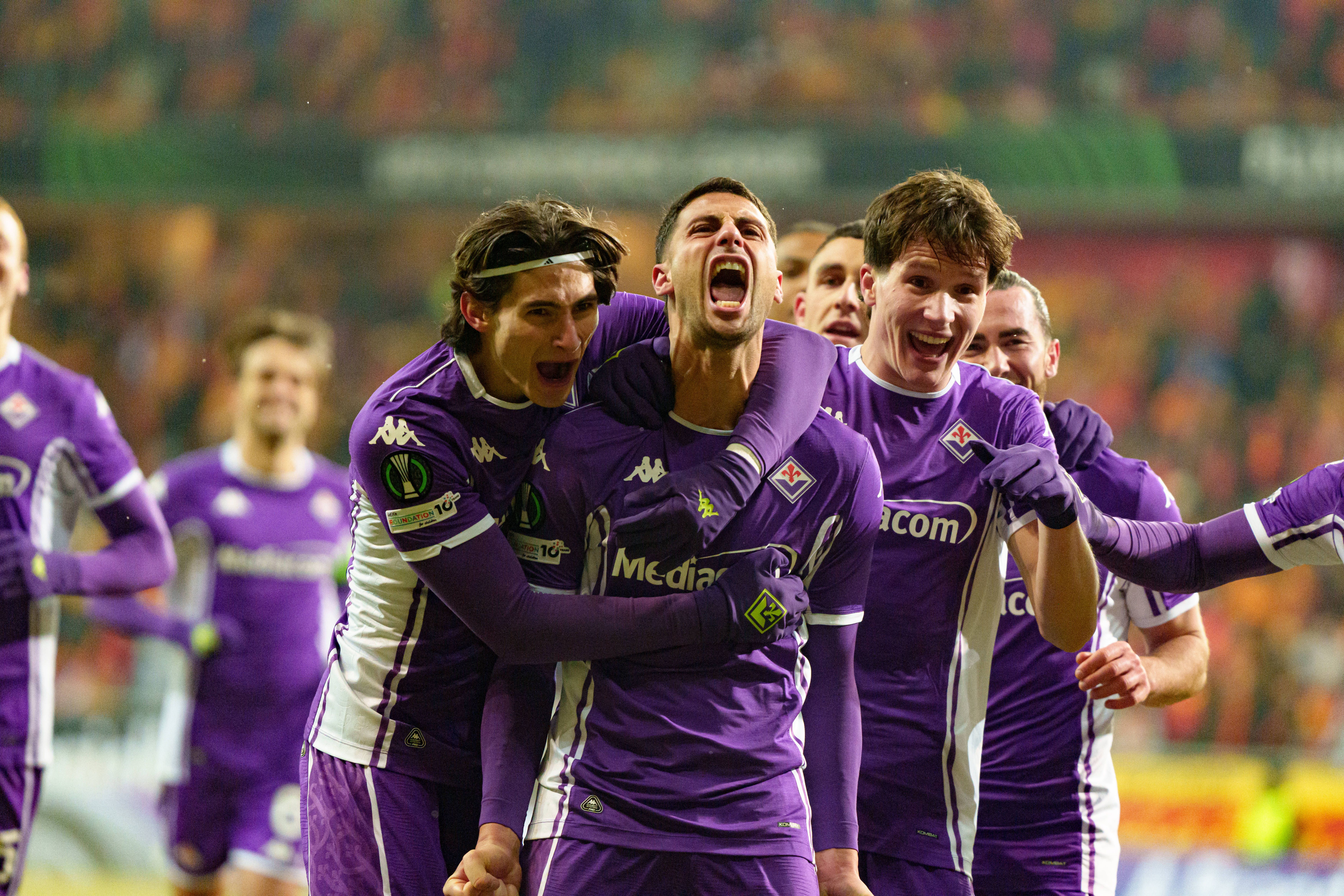 Así queda la Conference League tras la victoria de la Fiorentina y la derrota del AZ Alkmaar en los playoff de la competición europea