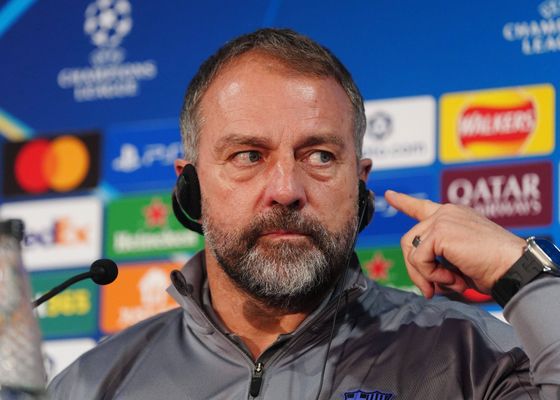 Hansi Flick remarca la dificultad de ganar al Chelsea: "Si no llegas directamente, también puedes ganar la Champions yendo a la repesca."