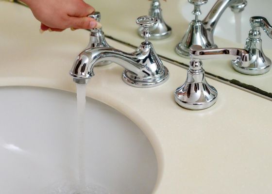 El MIT revoluciona el acceso al agua potable con un dispositivo que la extrae del aire