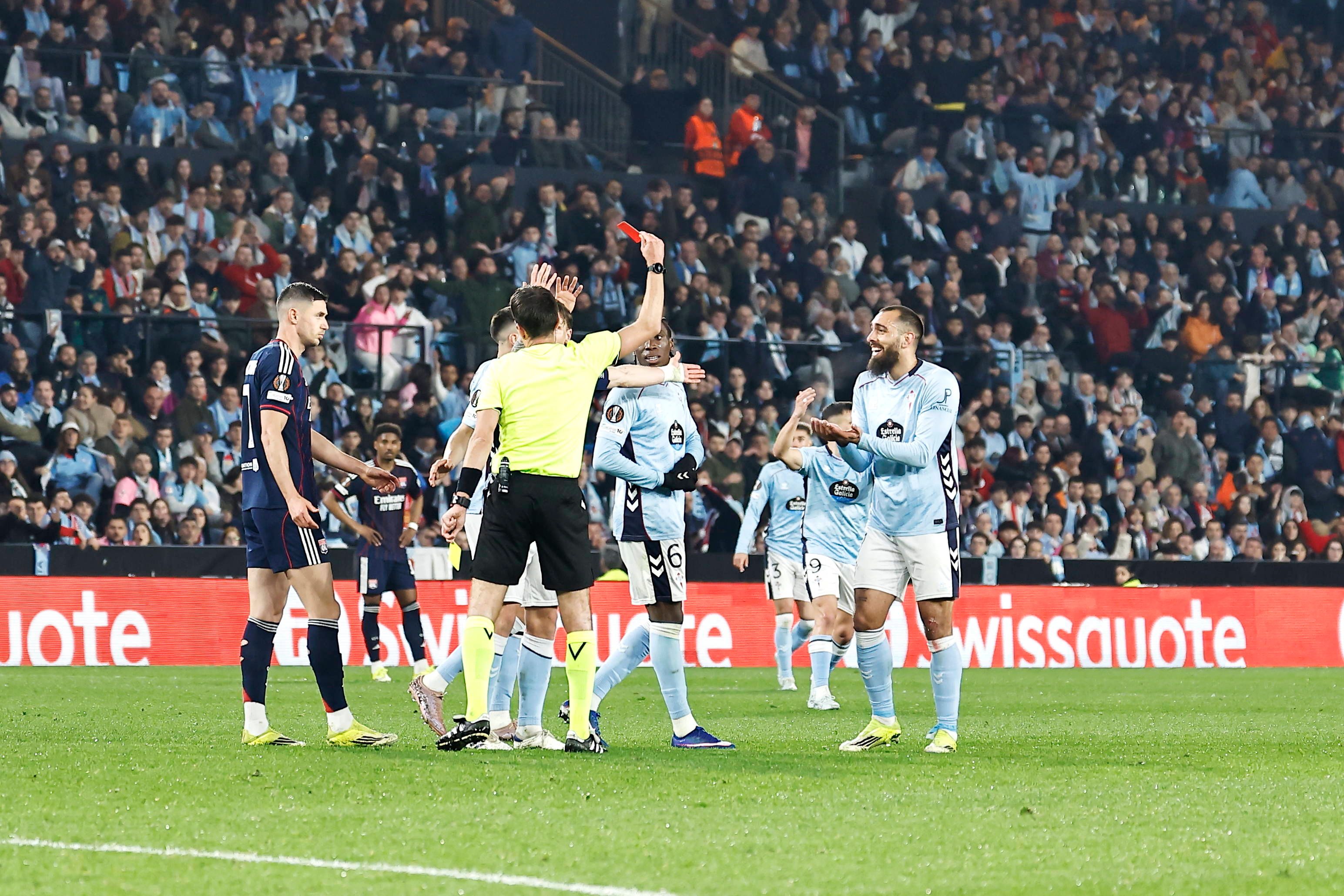 La sorpresa del vestuario del Celta por la expulsión de Borja Iglesias: ﻿"No va con la tarjeta de primeras... pasaron un par de minutos"