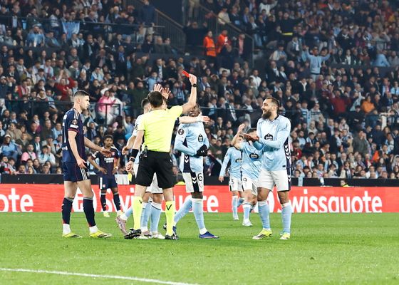 La sorpresa del vestuario del Celta por la expulsión de Borja Iglesias: ﻿"No va con la tarjeta de primeras... pasaron un par de minutos"