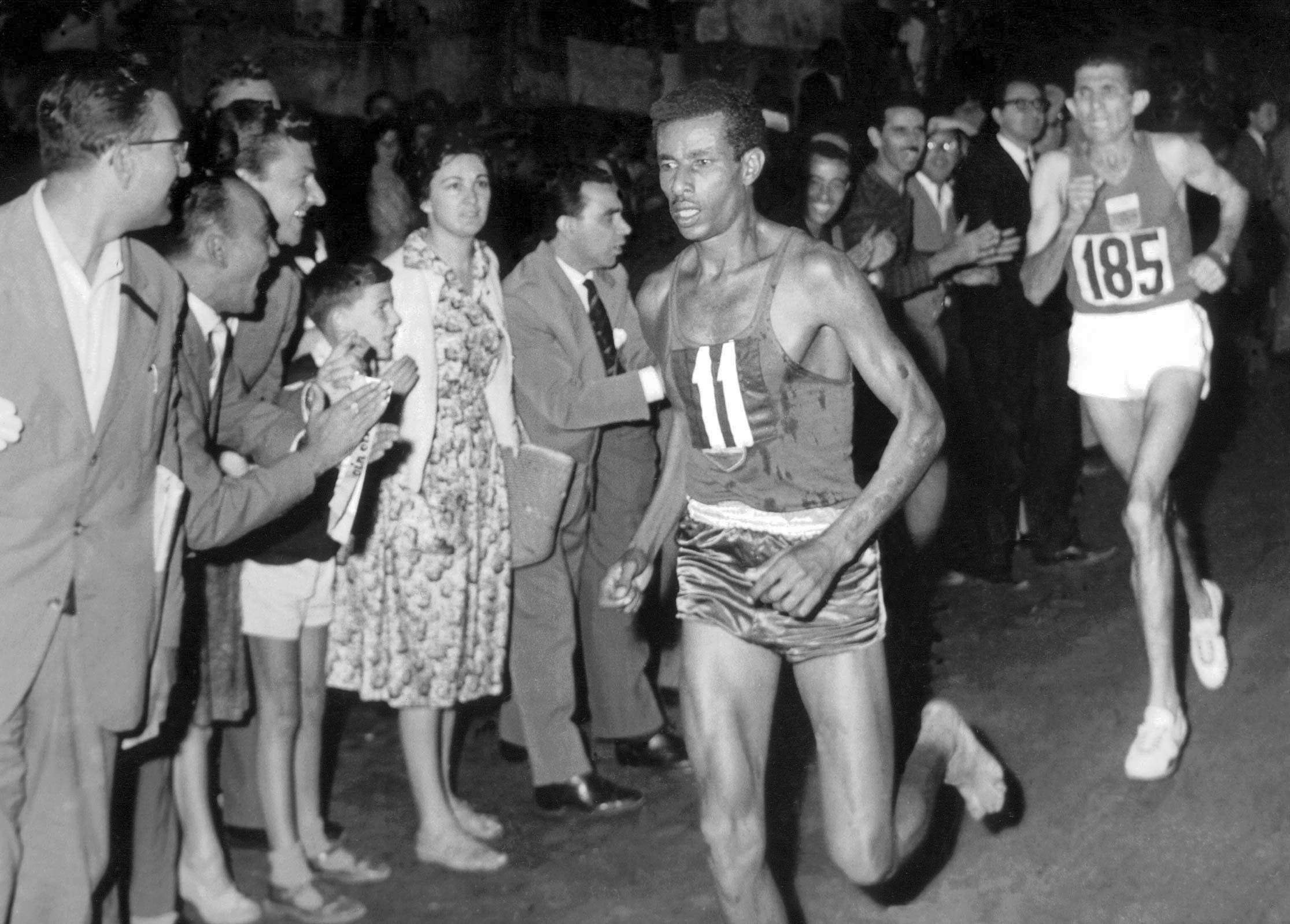 El atleta que corrió un maratón descalzo y ganó