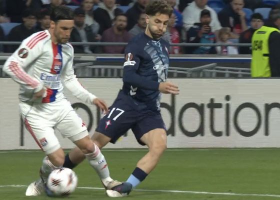 El penalti clamoroso no pitado a Javi Rueda en el Olympique Lyon - Celta
