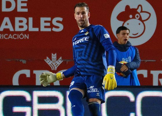 Adrián San Miguel, el salvador del Real Betis en Murcia, se reivindica ante las críticas: "Para eso está el portero también"
