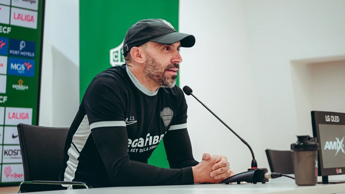 El técnico del Elche, Eder Sarabia, analiza la crisis del Sevilla, el récord de bajas y su expulsión contra el Betis: "Hay rabia e impotencia" 