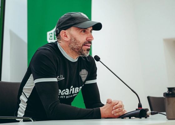 El técnico del Elche, Eder Sarabia, analiza la crisis del Sevilla, el récord de bajas y su expulsión contra el Betis: "Hay rabia e impotencia" 