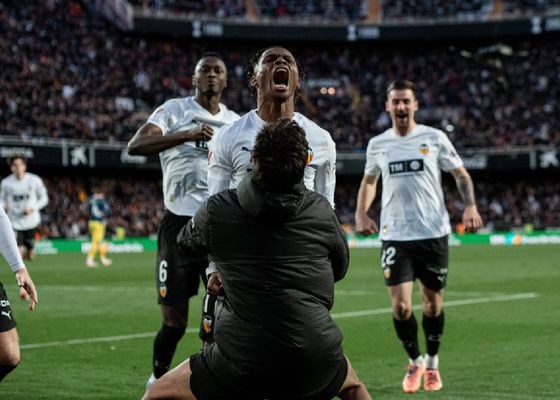 Valencia 3-2 Espanyol: Ramazani, con un penalti en el descuento, consigue la victoria ché en un partido de infarto