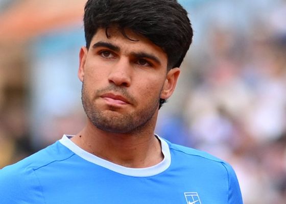 Carlos Alcaraz inicia su defensa en Montecarlo con firmeza y un claro mensaje para Jannik Sinner