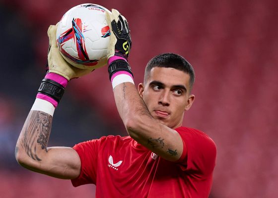 Ernesto Valverde confirma a Álex Padilla para la portería del Athletic Club ante la atenta mirada de Unai Simón