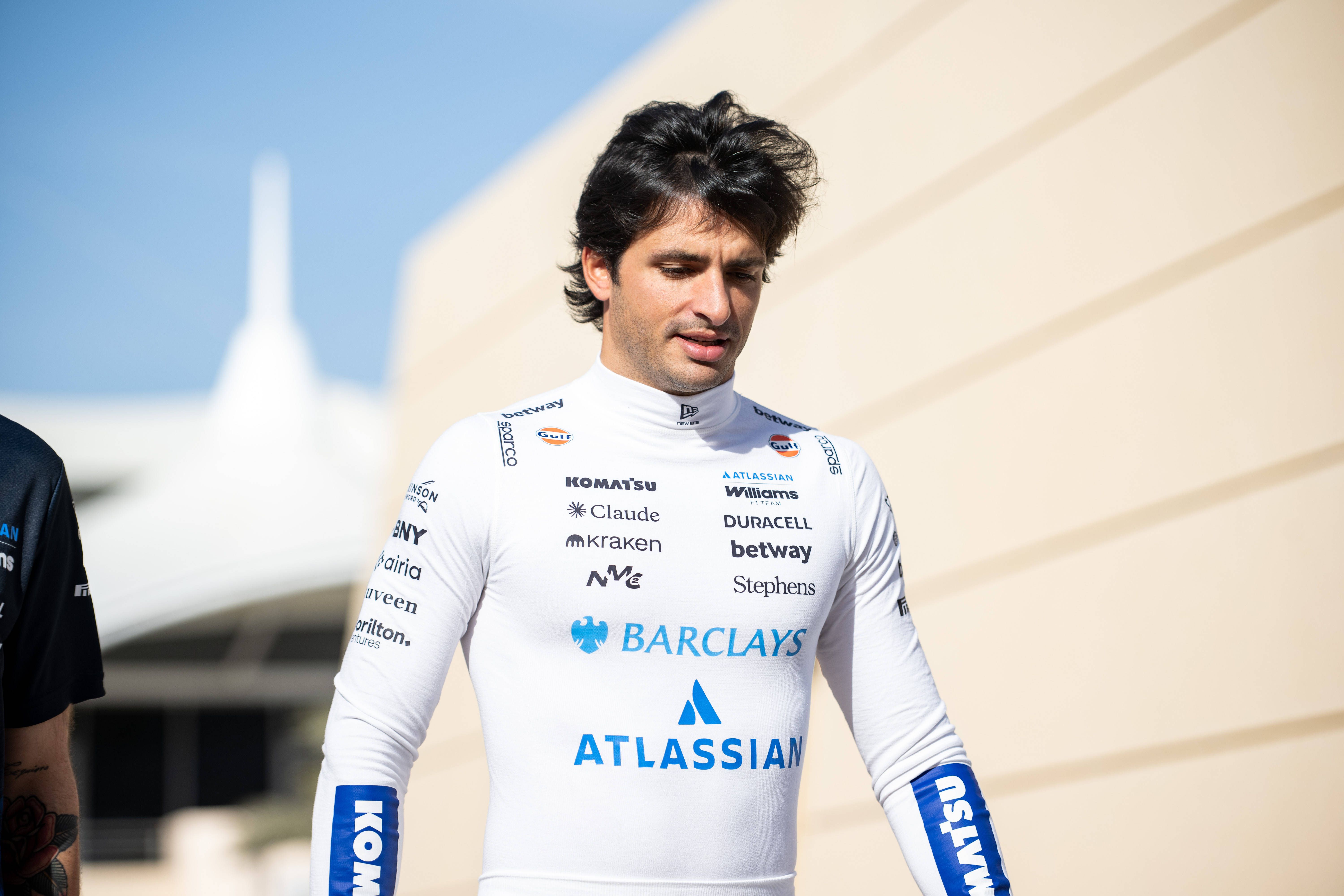 La fiabilidad de Carlos Sainz contrasta con las dudas de Aston Martin