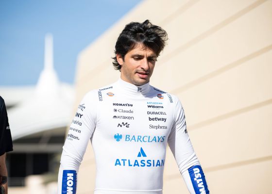 La fiabilidad de Carlos Sainz contrasta con las dudas de Aston Martin