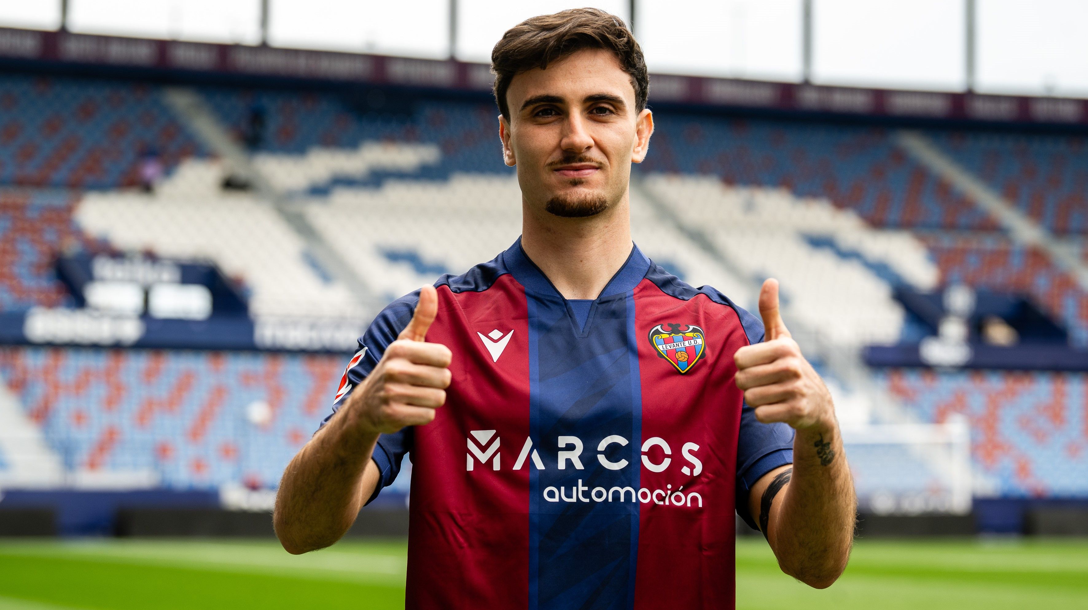 El fichaje de Álex Forés, abierto 