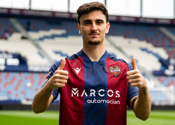 El fichaje de Álex Forés, abierto 