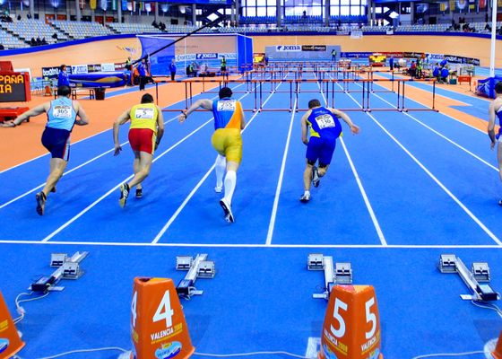 ¿Qué es el tartán y por qué es el material estándar en las pistas de atletismo?