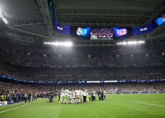 Una estrella del Real Madrid la lía en pleno en partido y se encara con el Liverpool