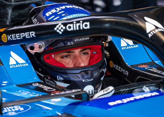 Carlos Sainz da un paso adelante en Miami y se beneficia de la primera sanción