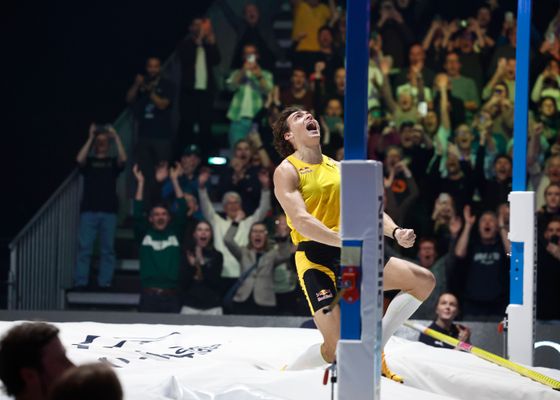 ¿Cuánto dinero gana Duplantis tras batir por decimoquinta vez el récord del mundo de salto con pértiga?