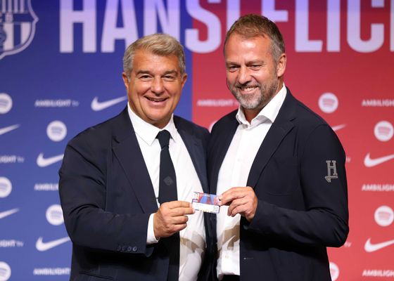 Laporta desliza el futuro de Hansi Flick en una noche histórica en el Camp Nou: "le hace mucha ilusión ser el entrenador de un estadio de 105.000 espectadores"