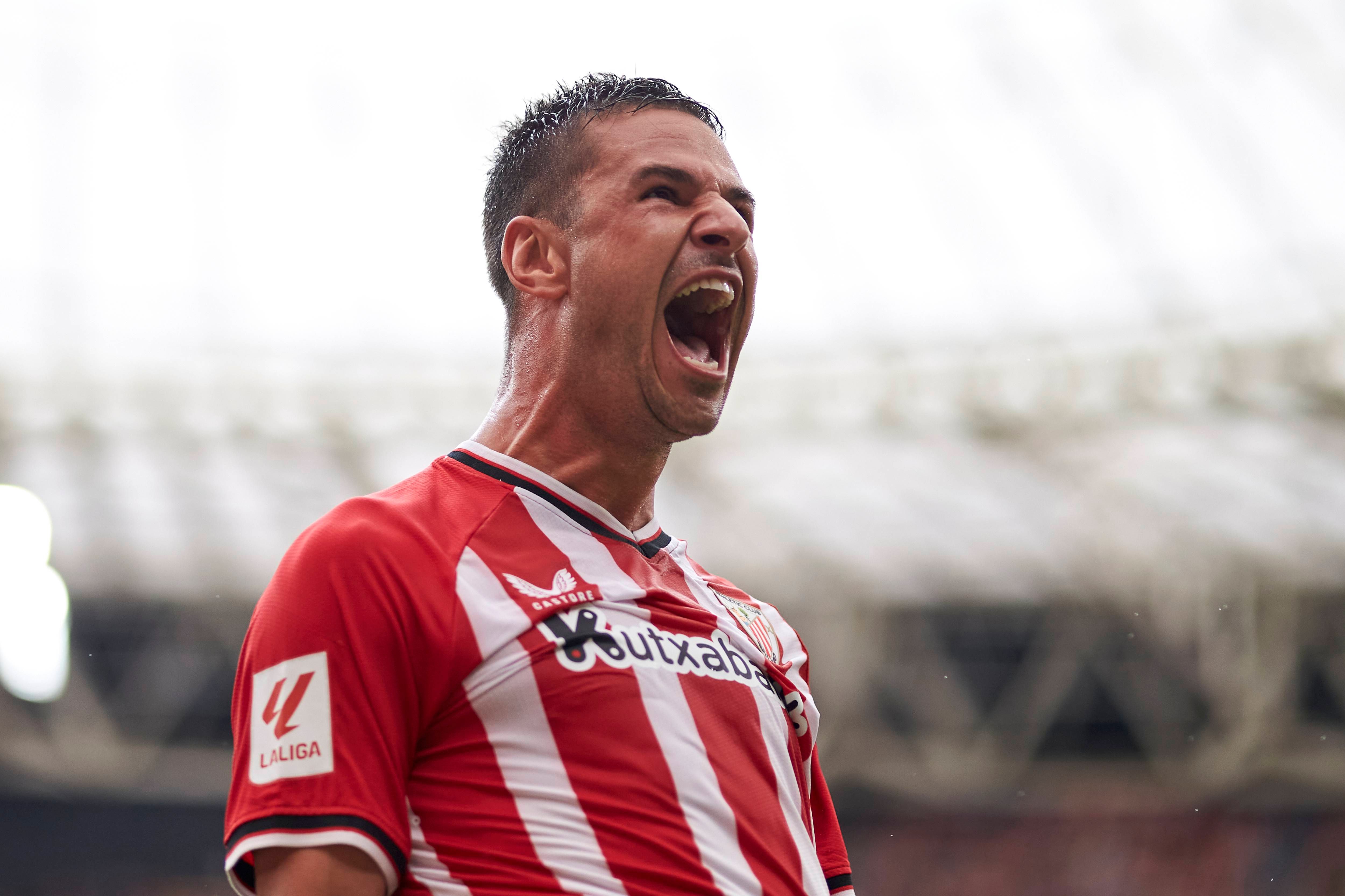 Guruzeta, con Aritz Aduriz en la cabeza