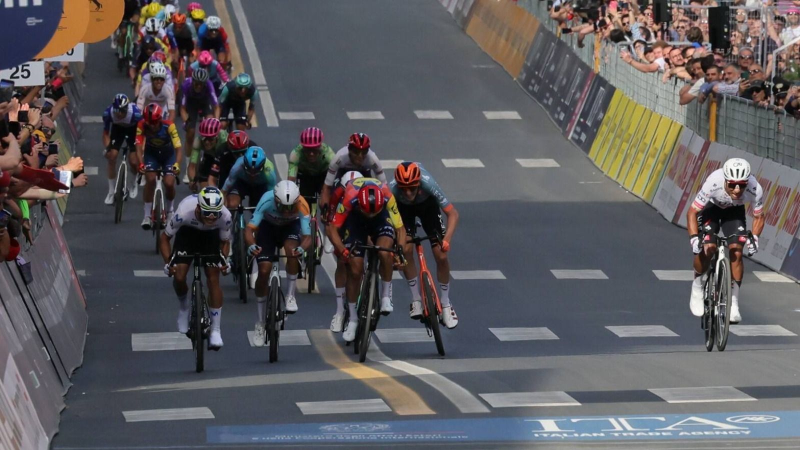 El equipo Movistar pone contra las cuerdas a Egan Bernal en el Giro de Italia